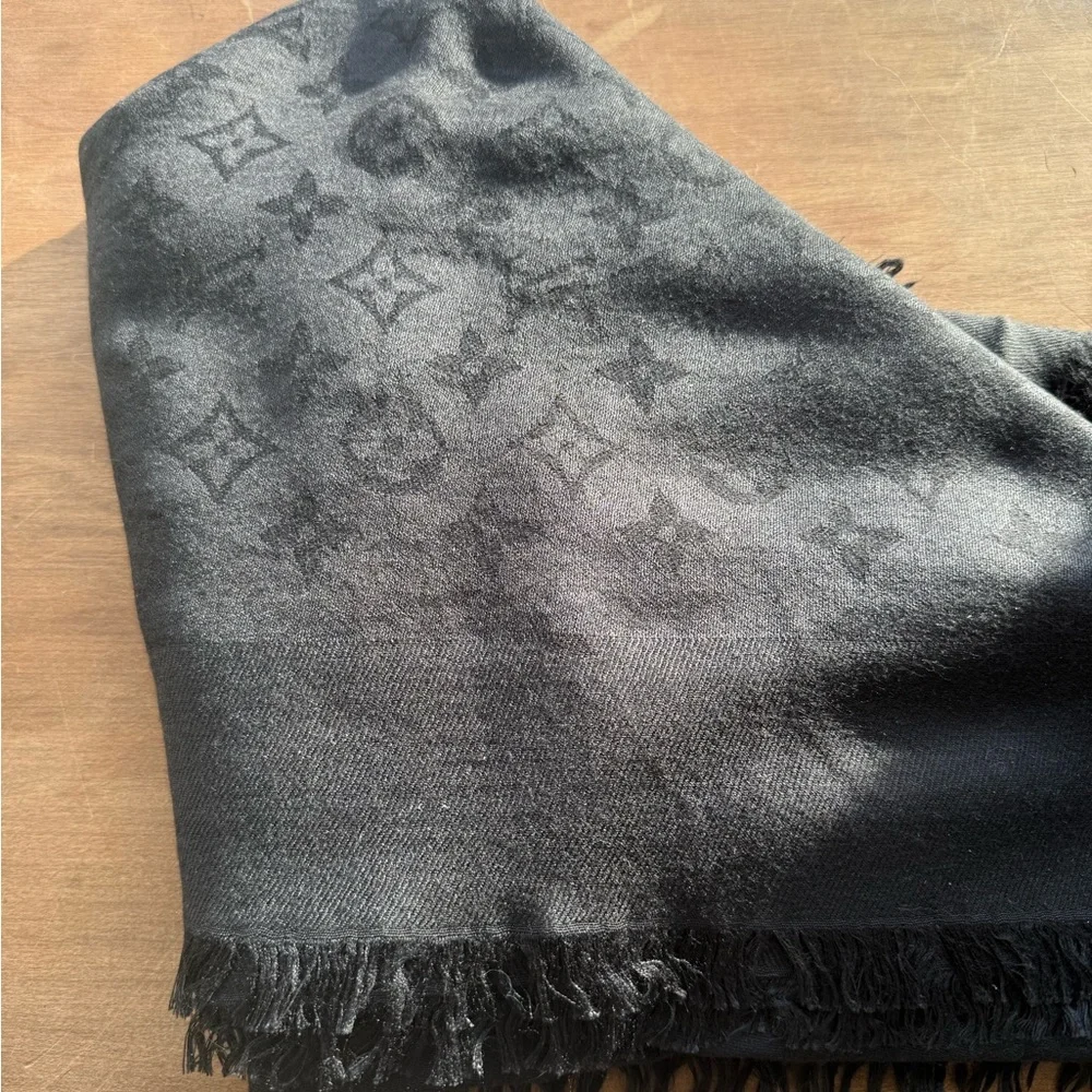 Louis Vuitton Elegant Black Wrap - Picture 7 of 10